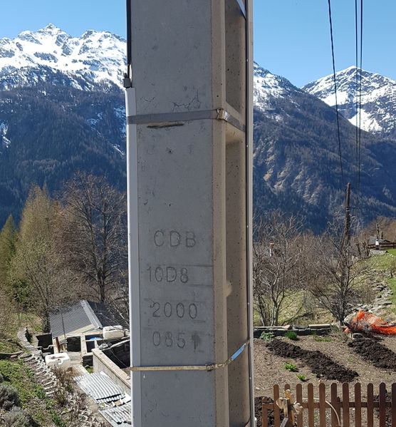 Fichier:Poteau beton inscriptions.jpg